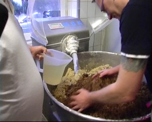 ONE.cut - Stollenherstellung B�ckerei Rose