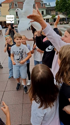 Lasst Tauben fliegen! Friedenspreisveranstaltung in Weimar: Friedenstauben flattern �ber den Theaterplatz